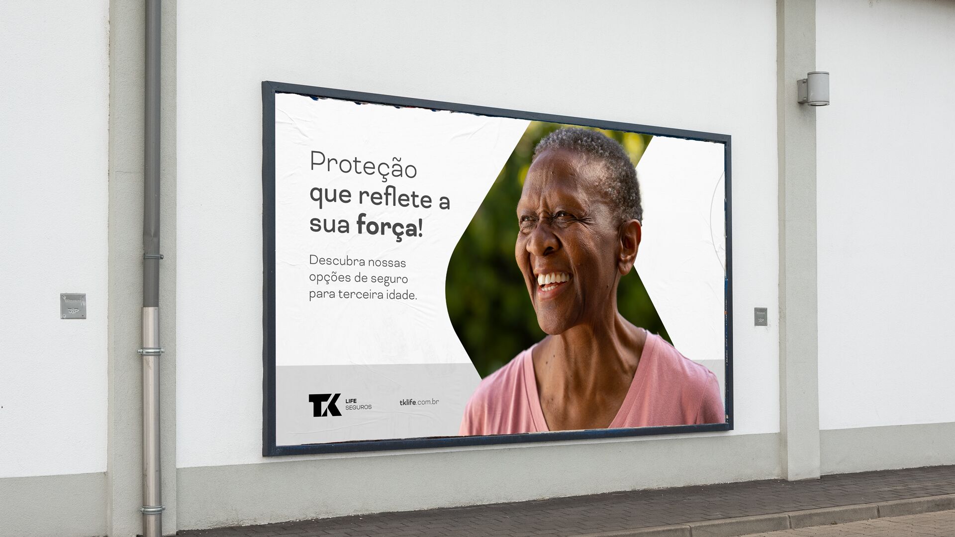 Imagem de uma aplicação de comunicação externa outdoor TK Life